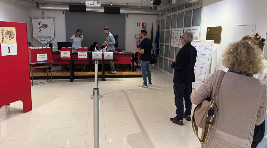 Clicca per accedere all'articolo Elezioni ENPAM 2025-2029, il presidente Leoni: «Grazie di cuore ai colleghi venuti a votare»